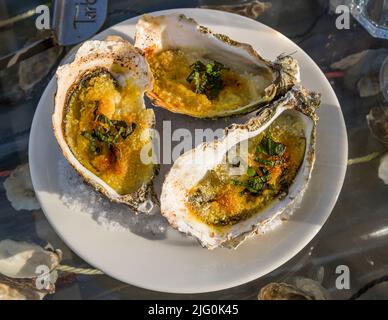 Les huîtres à la coquille épaisse et au pied immaculé sont parfaites pour un gratin avec chapelure, menthe, huile verven, citron et zeste d'orange au pavillon de plage le St Pierre Tarbouriech Banque D'Images