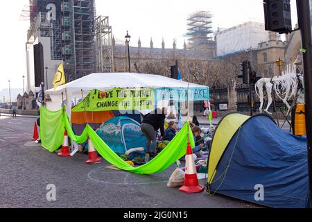 Extinction les partisans de la rébellion bloquent la place du Parlement, à Londres, avec des tentes, pour protester contre le changement climatique mondial et l'effondrement écologique. Banque D'Images