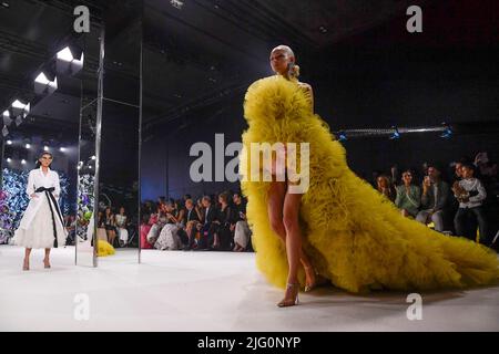 Paris, France. 04th juillet 2022. Un mannequin marche sur la piste du spectacle de mode de Giambattista Valli à l'automne hiver 2022-2023 haute couture Fashion Show, Paris sur 4 juillet 2022. (Photo de Jonas Gustavsson/Sipa USA) crédit: SIPA USA/Alay Live News Banque D'Images