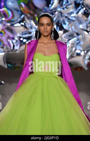Paris, France. 04th juillet 2022. Un mannequin marche sur la piste du spectacle de mode de Giambattista Valli à l'automne hiver 2022-2023 haute couture Fashion Show, Paris sur 4 juillet 2022. (Photo de Jonas Gustavsson/Sipa USA) crédit: SIPA USA/Alay Live News Banque D'Images