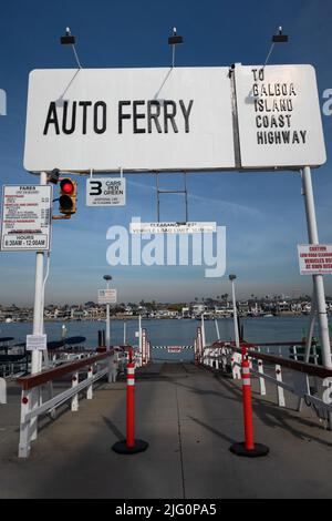 Traversée en ferry de Balboa entre l'île de Balboa et la péninsule de Balboa à Newport Beach, Californie du Sud, États-Unis Banque D'Images