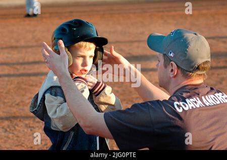 Les jeunes et les entraîneurs sur les terrains de sport pendant le printemps des sports, coachés et jouer à des jeux Banque D'Images