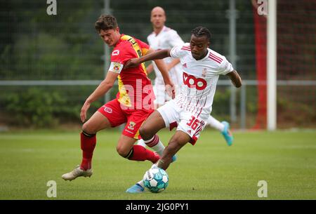 Wageningen, pays-Bas, 06/07/2022, William Balikwisha de Standard se bat pour le ballon lors d'un jeu amical, les aigles Standard Liège et les aigles Néerlandais Vas-y lors d'un camp d'entraînement de l'équipe belge de première ligue Standard Liège, à Wageningen, pays-Bas, avant la saison 2022-2023, le mercredi 06 juillet 2022. BELGA PHOTO VIRGINIE LEFOUR Banque D'Images