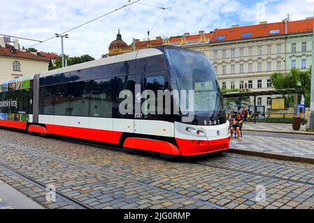 Tram dans la rue à Prague. Un tramway moderne traverse la vieille ville de Prague, capitale de la République tchèque, 2022-06-16 Banque D'Images