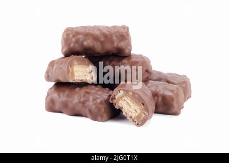 Morceaux croustillants de barres de chocolat. Barres de chocolat aux arachides et au caramel. Vue rapprochée. Banque D'Images