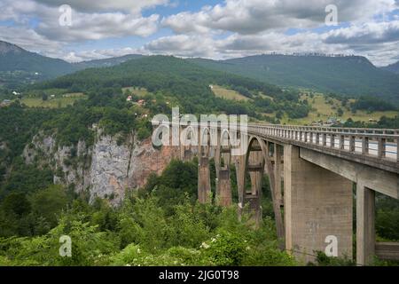 Pont en béton armé au-dessus de la rivière Tara en montagne. Pont Djurdjevic. Banque D'Images