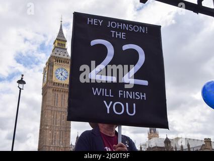 Londres, Angleterre, Royaume-Uni. 6th juillet 2022. Un manifestant tient un écriteau qui se lit ''Hey Johnson, le 22 vous finisse''. Des manifestants anti-Boris Johnson et anti-Brexit se sont rassemblés devant le Parlement tandis que les démissions ont secoués le gouvernement conservateur et ont fait pression sur Johnson pour qu'il démissionne. (Credit image: © Vuk Valcic/ZUMA Press Wire) Credit: ZUMA Press, Inc./Alamy Live News Banque D'Images