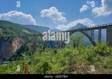 Paysage avec pont au-dessus de la rivière Tara dans les montagnes. Pont Djordjevic. Banque D'Images