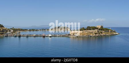 Kusadasi, Turquie - juin Mai 2022: Vue panoramique du château byzantin sur l'île Pigeon dans le port de Kusadasi. Banque D'Images