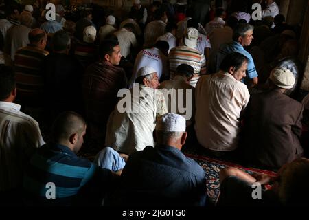 Kırkpınar (Wrestling du pétrole turc). Les lutteurs Kırkpınar assistent à la prière du vendredi (Jumu'ah) aux côtés d'autres musulmans dans la mosquée Selimiye (Selimiye Camii) à Edirne, Turquie. La prière congrégationale dans la mosquée Selimiye marque le début du tournoi annuel de Kırkpınar 648th le 2 juillet 2009. Le tournoi annuel de lutte contre le pétrole turc commence traditionnellement par la prière du vendredi dans la mosquée Selimiye conçue par l'architecte impérial ottoman Mimar Sinan et construite entre 1568 et 1575. Banque D'Images