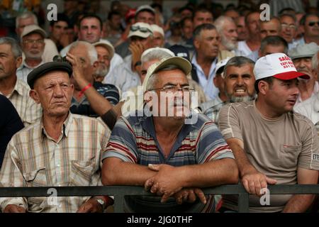 Kırkpınar (Wrestling du pétrole turc). Les gens regardent les lutteurs se battre lors du tournoi Kırkpınar 648th à Edirne, Turquie, le 5 juillet 2009. Banque D'Images