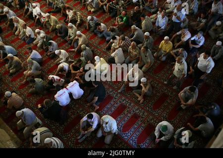 Kırkpınar (Wrestling du pétrole turc). Les lutteurs Kırkpınar assistent à la prière du vendredi (Jumu'ah) aux côtés d'autres musulmans dans la mosquée Selimiye (Selimiye Camii) à Edirne, Turquie. La prière congrégationale dans la mosquée Selimiye marque le début du tournoi annuel de Kırkpınar 648th le 2 juillet 2009. Le tournoi annuel de lutte contre le pétrole turc commence traditionnellement par la prière du vendredi dans la mosquée Selimiye conçue par l'architecte impérial ottoman Mimar Sinan et construite entre 1568 et 1575. Banque D'Images