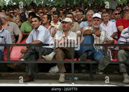 Kırkpınar (Wrestling du pétrole turc). Les gens regardent les lutteurs se battre lors du tournoi Kırkpınar 648th à Edirne, Turquie, le 5 juillet 2009. Banque D'Images