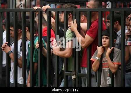 Kırkpınar (Wrestling du pétrole turc). Les gens regardent les lutteurs se battre lors du tournoi Kırkpınar 648th à Edirne, Turquie, le 5 juillet 2009. Banque D'Images