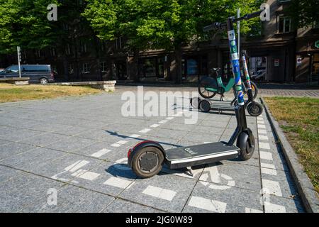 Tallinn, Estonie. Juillet 2022. Location de scooters électriques dans un parking du centre-ville Banque D'Images