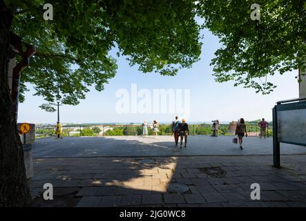 Tallinn, Estonie. Juillet 2022. Les touristes profitent de la vue sur la ville depuis le toit-terrasse de Patkuli Banque D'Images