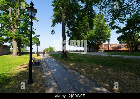 Tallinn, Estonie. Juillet 2022. Vue sur le jardin de l'évêque dans le centre-ville historique Banque D'Images