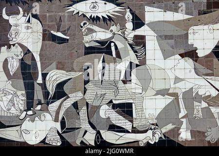 Un mur de tuiles à Gernika rappelle les bombardements pendant la guerre civile espagnole. Guernica, Espagne - août 2018 Banque D'Images