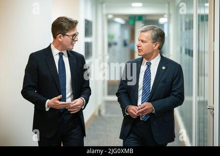 MI5 le directeur général Ken McCallum (à gauche) et le directeur du FBI Christopher Wray se rencontrent au siège social MI5, dans le centre de Londres. Date de la photo: Mercredi 6 juillet 2022. Banque D'Images