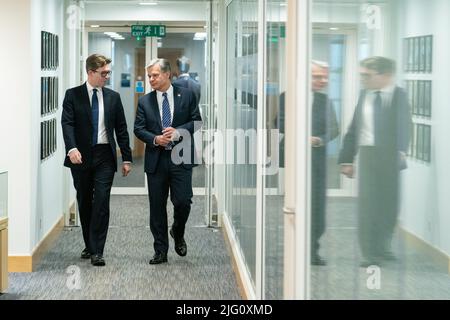 MI5 le directeur général Ken McCallum (à gauche) et le directeur du FBI Christopher Wray se rencontrent au siège social MI5, dans le centre de Londres. Date de la photo: Mercredi 6 juillet 2022. Banque D'Images