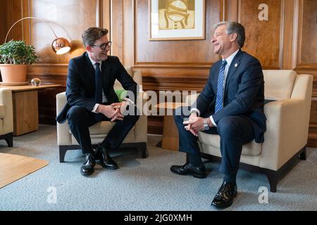 MI5 le directeur général Ken McCallum (à gauche) et le directeur du FBI Christopher Wray se rencontrent au siège social MI5, dans le centre de Londres. Date de la photo: Mercredi 6 juillet 2022. Banque D'Images