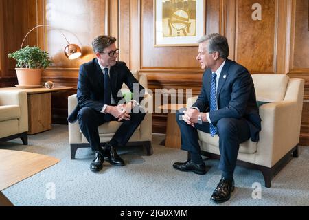 MI5 le directeur général Ken McCallum (à gauche) et le directeur du FBI Christopher Wray se rencontrent au siège social MI5, dans le centre de Londres. Date de la photo: Mercredi 6 juillet 2022. Banque D'Images