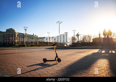 Le scooter électrique se trouve à l'aube dans la rue d'Ekaterinbourg, en Russie Banque D'Images