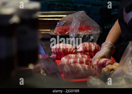 Préparation de la viande au Borough Market de Londres Banque D'Images