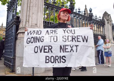 Londres, Royaume-Uni. 6th juillet 2022. Des manifestants anti-Boris Johnson et anti-Brexit se sont rassemblés devant le Parlement tandis que les démissions ont secoués le gouvernement conservateur et ont fait pression sur Johnson pour qu'il démissionne. Credit: Vuk Valcic/Alamy Live News Banque D'Images