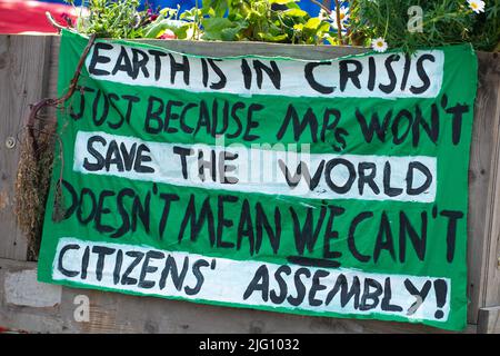 Signes utilisés par les partisans de la rébellion lors de leur occupation du pont Waterloo, à Londres, pour protester contre l'effondrement du climat environnemental. Banque D'Images