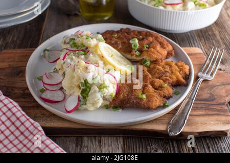 Schnitzel avec salade de pommes de terre. Cuisine allemande traditionnelle, bavaroise Banque D'Images