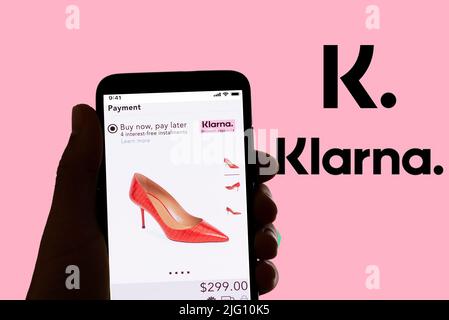 Le logo Klarna de l'application de paiement et de banque en ligne est visible sur l'écran d'un téléphone mobile à Barcelone, Espagne sur 06 juillet 2022 Banque D'Images