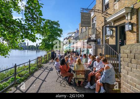 Le pub City Barge sur la Tamise à Chiswick, Londres, Angleterre, Royaume-Uni Banque D'Images