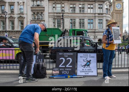 Londres 6th juillet 2022 : les manifestants sur Whitehall le lendemain de la démission de Rishi Sunak et Sajid Javid du poste de chancelier de l'Échiquier et du secrétaire à la Santé, Banque D'Images