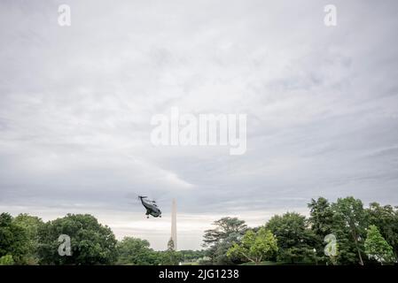 Washington, États-Unis. 06th juillet 2022. Marine One, qui porte le président américain Joe Biden, part de la pelouse sud de la Maison Blanche à Washington, DC sur 6 juillet 2022 à la base conjointe Andrews. Biden prononcera un discours annonçant la dernière règle de mise en œuvre du programme d'aide financière spéciale du Plan de sauvetage américain à Cleveland, Ohio. Photo par Ken Cedeno/Sipa USA crédit: SIPA USA/Alay Live News Banque D'Images