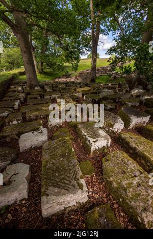 Blocs de pierre du pont romain sur la rive est de la rivière Tyne Nord, fort romain de Chesters, Northumberland, Angleterre Banque D'Images