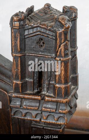 15th siècle banc sculpté en bois formant un château à tous les Saints, Laxfield, Suffolk Banque D'Images