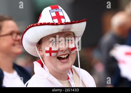 Manchester, Royaume-Uni. 6th juillet 2022. Un fan de l'Angleterre arrive pour le championnat d'Europe des femmes de l'UEFA 2022 à Old Trafford, Manchester. Crédit photo à lire : Darren Staples/Sportimage crédit : Sportimage/Alay Live News Banque D'Images