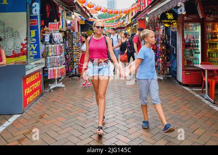 Des voyageurs heureux, frère et sœur, se promèparent dans l'authentique marché de Chinatown Street à Singapour. Banque D'Images