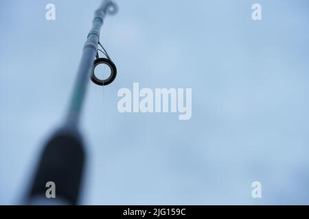 Pour lutter contre la pêche d'été. Ultra light canne à pêche pour attraper les poissons prédateurs. Canne à pêche, moulinet, taille réelle, isolated on white Banque D'Images