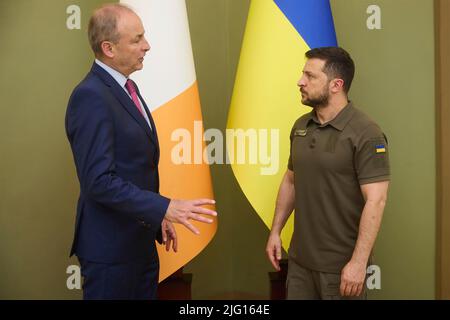 Kiev, Ukraine. 06th juillet 2022. Le président ukrainien Volodymyr Zelenskyy, à droite, se tient aux côtés du Premier ministre irlandais Micheal Martin, à gauche, avant le début de leurs rencontres en face-à-face dans le bâtiment de l’administration présidentielle, à 6 juillet 2022, à Kiev, en Ukraine. Credit: Présidence de l'Ukraine/Bureau de presse présidentiel ukrainien/Alamy Live News Banque D'Images