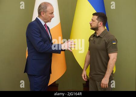 Kiev, Ukraine. 06th juillet 2022. Le président ukrainien Volodymyr Zelenskyy, à droite, se tient aux côtés du Premier ministre irlandais Micheal Martin, à gauche, avant le début de leurs rencontres en face-à-face dans le bâtiment de l’administration présidentielle, à 6 juillet 2022, à Kiev, en Ukraine. Credit: Présidence de l'Ukraine/Bureau de presse présidentiel ukrainien/Alamy Live News Banque D'Images