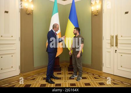 Kiev, Ukraine. 06th juillet 2022. Le président ukrainien Volodymyr Zelenskyy, à droite, se tient aux côtés du Premier ministre irlandais Micheal Martin, à gauche, avant le début de leurs rencontres en face-à-face dans le bâtiment de l’administration présidentielle, à 6 juillet 2022, à Kiev, en Ukraine. Credit: Présidence de l'Ukraine/Bureau de presse présidentiel ukrainien/Alamy Live News Banque D'Images