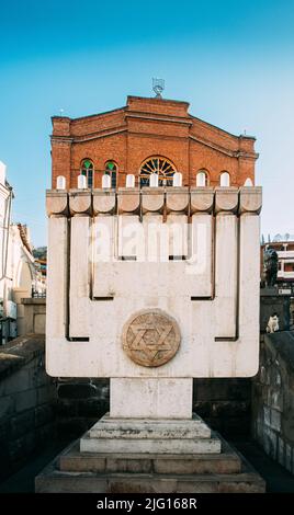 Grande Hanoukkah Menorah à l'entrée de la Grande Synagogue de Tbilissi Grande Synagogue de Tbilissi, également sépharadique, ou Synagogue de Juifs d'Akhaltsikhe - Banque D'Images