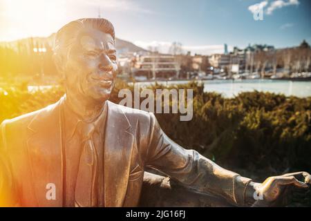 Tbilissi, Géorgie - 28 mars 2022 : statue de Ronald Reagan dans le parc Rike. Splendide Sun. Monument à l'ancien président américain Ronald Reagan assis sur un Banque D'Images