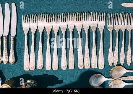 Fourches vintage sur nappe. Ustensiles de cuisine. Ensemble d'ustensiles de cuisine anciens. Vieux concept de la rockery. Jeu de fourches. Argenterie vintage Banque D'Images