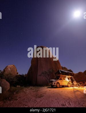 Camping sous les étoiles à Spitzkoppe, Namibie Banque D'Images