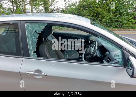 La voiture s'est brisée en brisant la vitre de la porte du conducteur Banque D'Images