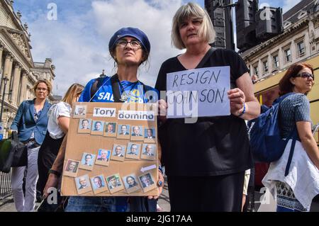 Londres, Royaume-Uni. 6th juillet 2022. Des manifestants anti-Boris Johnson et anti-Brexit se sont rassemblés devant le Parlement tandis que les démissions ont secoués le gouvernement conservateur et ont fait pression sur Johnson pour qu'il démissionne. Banque D'Images