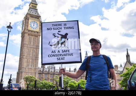 Londres, Royaume-Uni. 6th juillet 2022. Des manifestants anti-Boris Johnson et anti-Brexit se sont rassemblés devant le Parlement tandis que les démissions ont secoués le gouvernement conservateur et ont fait pression sur Johnson pour qu'il démissionne. Banque D'Images